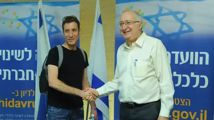 איציק שמולי יושב ראש התאחדות הסטודנטים בדיון בועדת טרכטנברג, ספטמבר 2011 איציק שמולי יושב ראש התאחדות הסטודנטים בדיון בועדת טרכטנברג, ספטמבר 2011