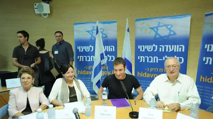 איציק שמולי יושב ראש התאחדות הסטודנטים בדיון בועדת טרכטנברג, ספטמבר 2011 איציק שמולי יושב ראש התאחדות הסטודנטים בדיון בועדת טרכטנברג, ספטמבר 2011