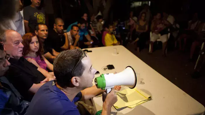 שכונת ג'סי כהן בחולון מכריזים על דרישתם להצבת קרוואנים כפתרון למצוקת הדיור, אוגוסט 2011 שכונת ג'סי כהן בחולון מכריזים על דרישתם להצבת קרוואנים כפתרון למצוקת הדיור, אוגוסט 2011