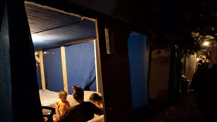 שכונת ג'סי כהן בחולון מכריזים על דרישתם להצבת קרוואנים כפתרון למצוקת הדיור, אוגוסט 2011 שכונת ג'סי כהן בחולון מכריזים על דרישתם להצבת קרוואנים כפתרון למצוקת הדיור, אוגוסט 2011