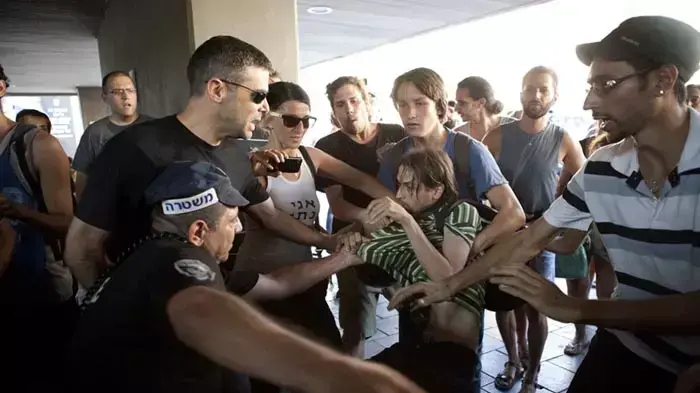 הפגנה מול בניין עיריית תל אביב במחאה על פינוי המאהלים בתל אביב, ספטמבר 2011 הפגנה מול בניין עיריית תל אביב במחאה על פינוי המאהלים בתל אביב, ספטמבר 2011