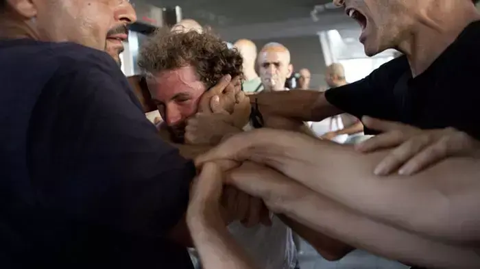 הפגנה מול בניין עיריית תל אביב במחאה על פינוי המאהלים בתל אביב, ספטמבר 2011 הפגנה מול בניין עיריית תל אביב במחאה על פינוי המאהלים בתל אביב, ספטמבר 2011