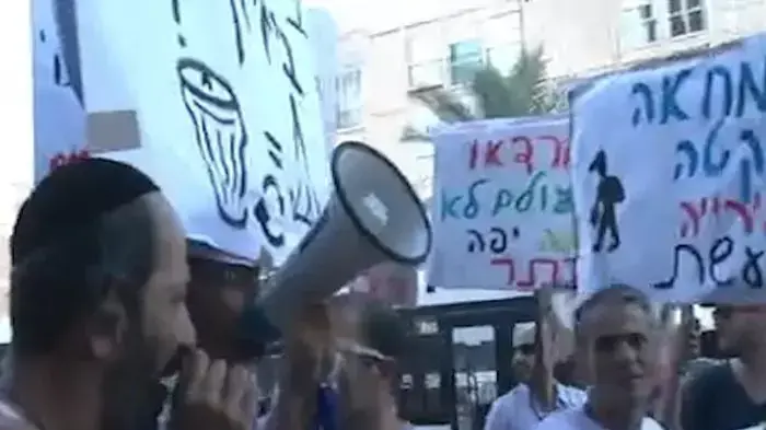מאות ניסו לפרוץ לעירייה במחאה על פינוי מאהלים
