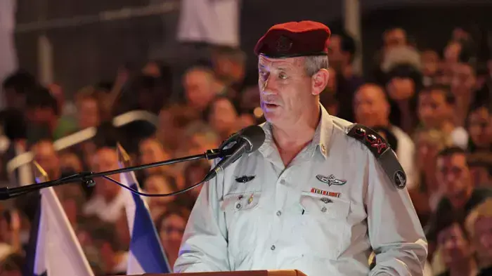 הרמטכ"ל בני גנץ בטקס סיום קורס חובלים בחיפה, ספטמבר 2011 הרמטכ"ל בני גנץ בטקס סיום קורס חובלים בחיפה, ספטמבר 2011