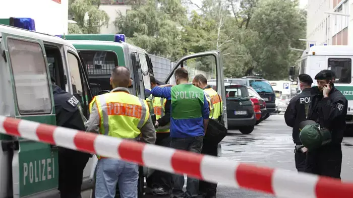 כוחות משטרה מחוץ למסגד ומרכז איסלמי בעקבות מעצר שני חשודים בתכנון פיגוע, ברלין, גרמניה, 8 בספטמבר 2011 כוחות משטרה מחוץ למסגד ומרכז איסלמי בעקבות מעצר שני חשודים בתכנון פיגוע, ברלין, גרמניה, 8 בספטמבר 2011