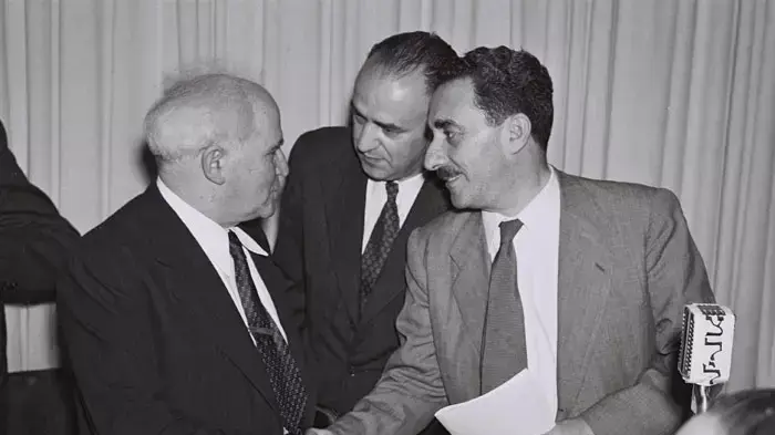 יו"ר ההנהלה הציונית דוד בן גוריון (משמאל) לוחץ את ידו של משה שרת לאחר החתימה על מגילת העצמאות בתל אביב מוזיאון, ספטמבר 2011 יו"ר ההנהלה הציונית דוד בן גוריון (משמאל) לוחץ את ידו של משה שרת לאחר החתימה על מגילת העצמאות בתל אביב מוזיאון, ספטמבר 2011