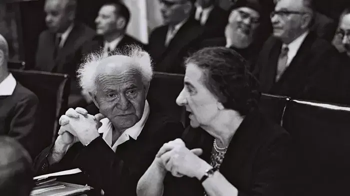 ראש הממשלה דוד בן גוריון עם שר החוץ, גברת. גולדה מאיר בכנסת, ספטמבר 2011