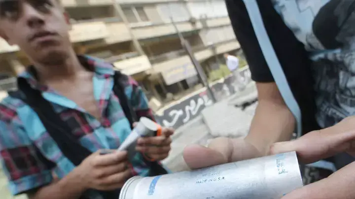 מהומות מול שגרירות ישראל במצרים: צעיר מחזיק רימון גז מדמיע תוצרת ארה"ב שנורה על ידי הצבא ולא התפוצץ