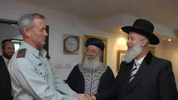 הרמטכ"ל בני גנץ עם הרבנים הראשיים לישראל, שלמה עמר ויונה מצגר, ספטמבר 2011 הרמטכ"ל בני גנץ עם הרבנים הראשיים לישראל, שלמה עמר ויונה מצגר, ספטמבר 2011