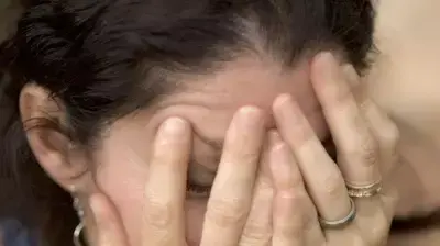 אשה מתביישת אשה מתביישת