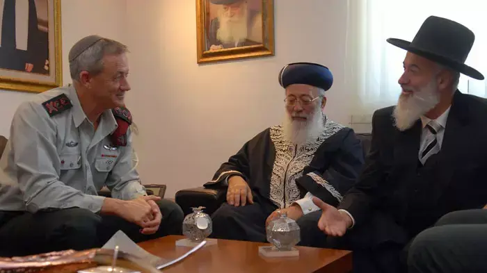 הרמטכ"ל בני גנץ עם הרבנים הראשיים לישראל, שלמה עמר ויונה מצגר, ספטמבר 2011 הרמטכ"ל בני גנץ עם הרבנים הראשיים לישראל, שלמה עמר ויונה מצגר, ספטמבר 2011
