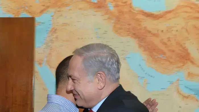 ראש הממשלה בנימין נתניהו נפגש עם יהונתן, איש אבטחה בשגרירות ישראל במצרים, ספטמבר 2011
