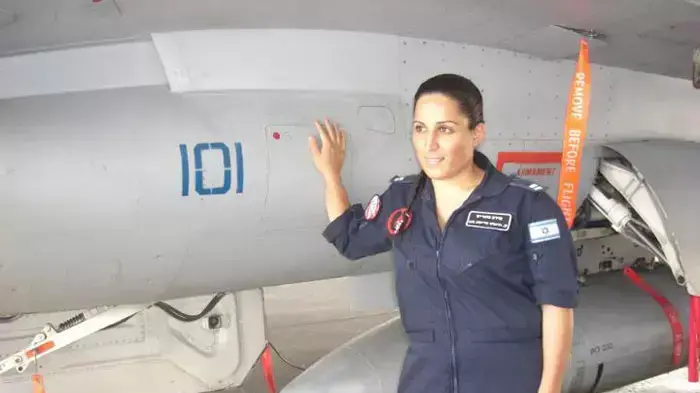 סרן מירב בוכריס, קצינת חימוש ראשונה בטייסת קרב, ספטמבר 2011 סרן מירב בוכריס, קצינת חימוש ראשונה בטייסת קרב, ספטמבר 2011