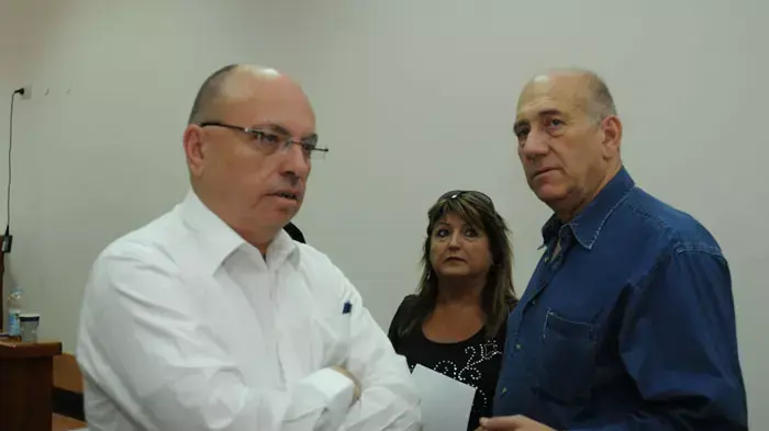 רוני רימון ואהוד אולמרט בבית המשפט בירושלים, ספטמבר 2011
