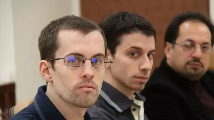 שיין באואר (משמאל) וחברו ג'וש פטאל, שני אמריקאים שנעצרו והורשעו בריגול בבית משפט באירן שיין באואר (משמאל) וחברו ג'וש פטאל, שני אמריקאים שנעצרו והורשעו בריגול בבית משפט באירן