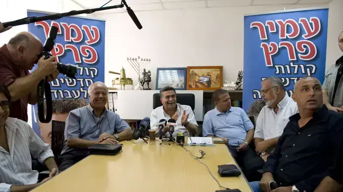 עמיר פרץ במסיבת עיתונאים של מפלגת העבודה, ספטמבר 2011 עמיר פרץ במסיבת עיתונאים של מפלגת העבודה, ספטמבר 2011