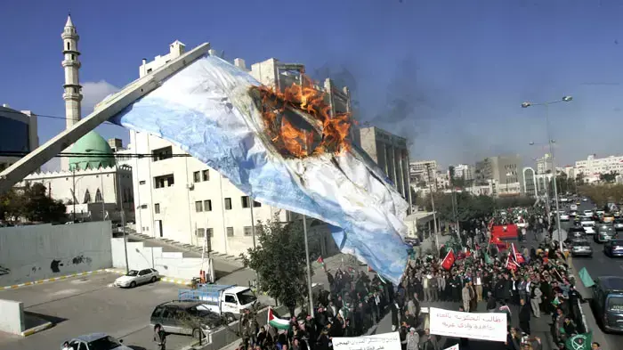 מפגינים שורפים את דגל ישראל במחאה על מבצע עופרת יצוקה, עמאן, ירדן, 29 בדצמבר 2008 מפגינים שורפים את דגל ישראל במחאה על מבצע עופרת יצוקה, עמאן, ירדן, 29 בדצמבר 2008