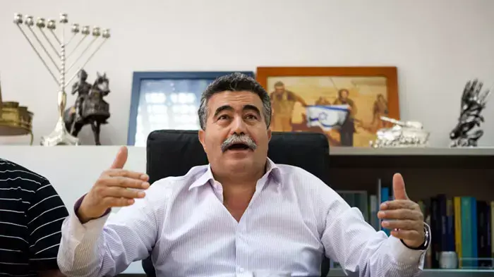עמיר פרץ נפגש עם מטה מצנע לאחר שהודיע על תמיכתו בעמיר פרץ, ספטמבר 2011 עמיר פרץ נפגש עם מטה מצנע לאחר שהודיע על תמיכתו בעמיר פרץ, ספטמבר 2011