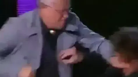 המיליארדר הרוסי אלכסנדר לבדב הולם באגרופו באיש העסקים סרגיי פולונסקי בשידור חי של תוכנית אירוח ברשת NTV, 17 בספטמבר 2011