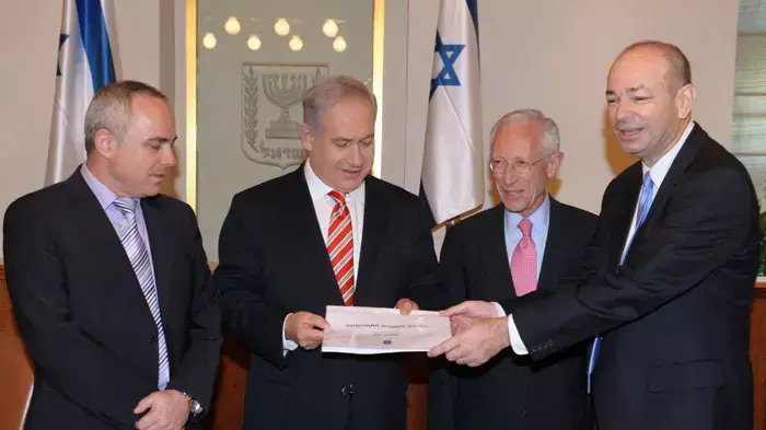 ראש הממשלה בנימין נתניהו, נגיד בנק ישראל סטנלי פישר, שר האוצר יובל שטייניץ וחיים שני, ספטמבר 2011 ראש הממשלה בנימין נתניהו, נגיד בנק ישראל סטנלי פישר, שר האוצר יובל שטייניץ וחיים שני, ספטמבר 2011