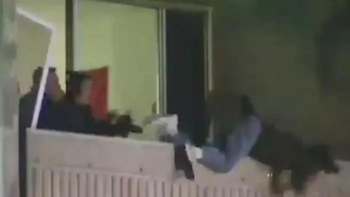 מול המצלמה: הותקף בטייזר וקפץ מקומה שלישית
