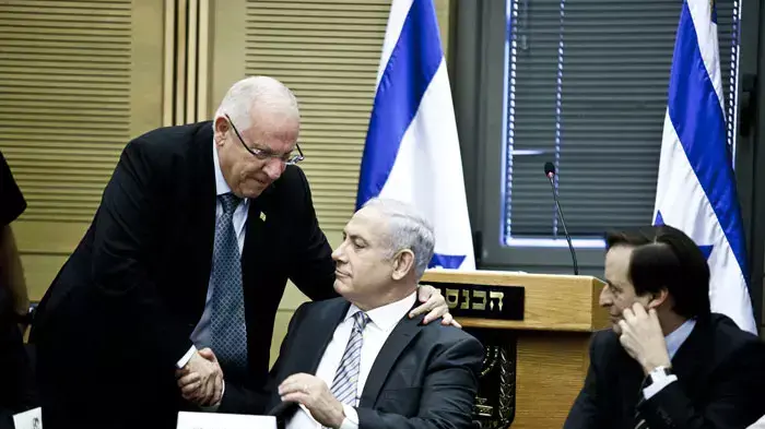ראש הממשלה בנימין נתניהו ורובי ריבלין בהרמת כוסית של חברי סיעת הליכוד, ספטמבר 2011