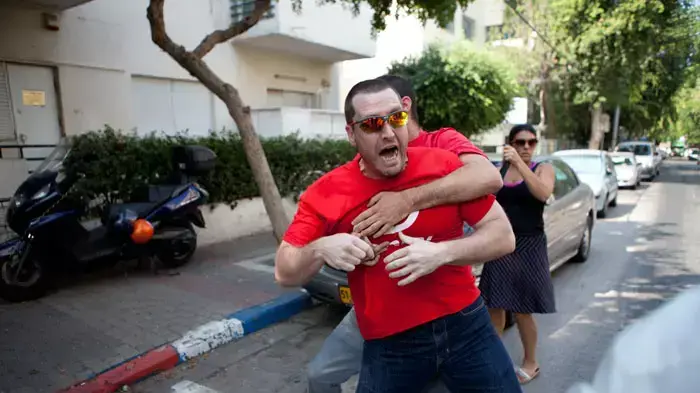 עימות בין פעילי פרץ ליחימוביץ בקלפי בתל אביב, ספטמבר 2011 עימות בין פעילי פרץ ליחימוביץ בקלפי בתל אביב, ספטמבר 2011