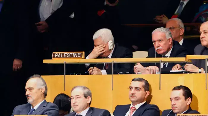 יו"ר הרשות הפלסטינית אבו מאזן מאזין לנאומו של ברק אובמה, עצרת האו"ם, ניו יורק, 21 בספטמבר 2011