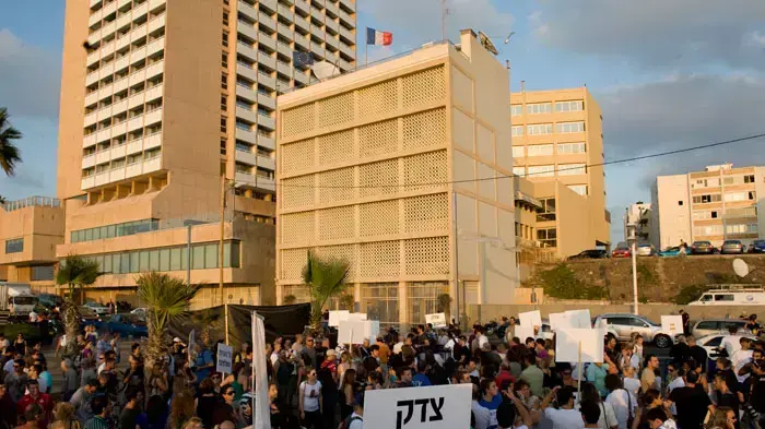 הפגנה מול שגרירות צרפת של חבריה של לי זיתוני שנהרגה בתאונת פגע וברח , ספטמבר 2011 הפגנה מול שגרירות צרפת של חבריה של לי זיתוני שנהרגה בתאונת פגע וברח , ספטמבר 2011