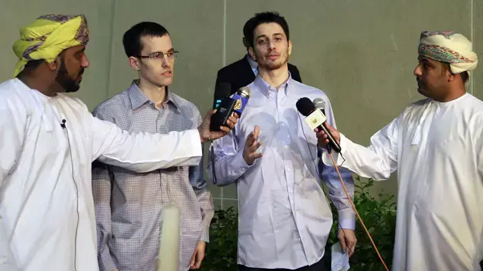 שיין באואר וחברו ג'וש פטאל, אמריקאים שהורשעו בריגול באירן ושוחררו, מתאחדים עם בני משפחותיהם אחרי נחיתתם בשדה התעופה של עומן, 22 בספטמבר 2011 שיין באואר וחברו ג'וש פטאל, אמריקאים שהורשעו בריגול באירן ושוחררו, מתאחדים עם בני משפחותיהם אחרי נחיתתם בשדה התעופה של עומן, 22 בספטמבר 2011