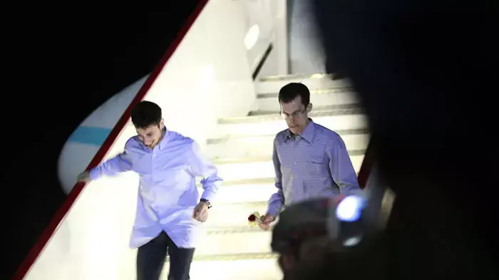 שיין באואר וחברו ג'וש פטאל, אמריקאים שהורשעו בריגול באירן ושוחררו, מתאחדים עם בני משפחותיהם אחרי נחיתתם בשדה התעופה של עומן, 22 בספט מבר 2011 שיין באואר וחברו ג'וש פטאל, אמריקאים שהורשעו בריגול באירן ושוחררו, מתאחדים עם בני משפחותיהם אחרי נחיתתם בשדה התעופה של עומן, 22 בספט מבר 2011