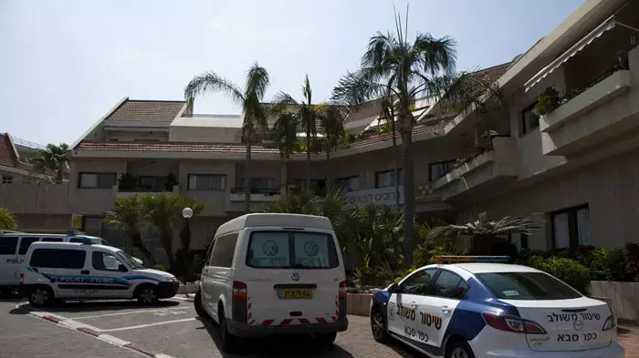 חשד: רצח קשישה בה טיפל וקפץ מהגג