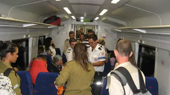 פינוי נוסעים מרכבת שעצרה בעקבות עיצומי עובדי הרכבת, ספטמבר 2011 פינוי נוסעים מרכבת שעצרה בעקבות עיצומי עובדי הרכבת, ספטמבר 2011