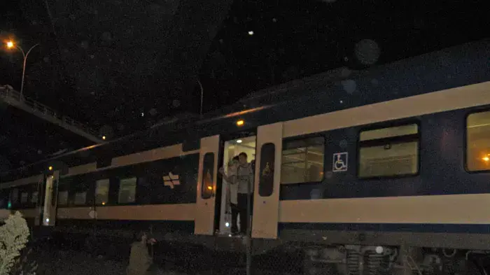 פינוי נוסעים מרכבת שעצרה בעקבות עיצומי עובדי הרכבת, ספטמבר 2011 פינוי נוסעים מרכבת שעצרה בעקבות עיצומי עובדי הרכבת, ספטמבר 2011