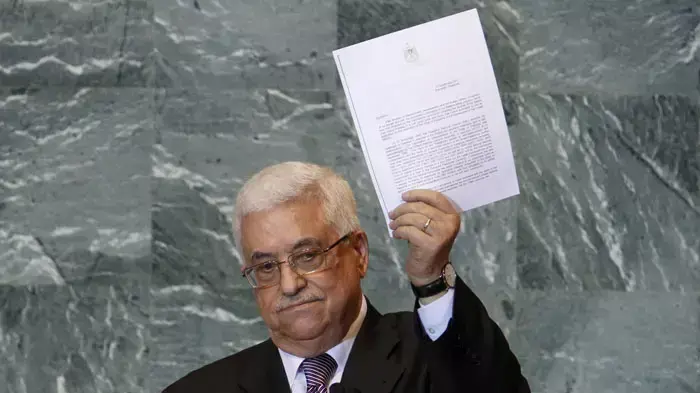 אבו מאזן בזמן נאומו באו"ם מחזיק את מסמך הבקשה באו"ם, ספטמבר 2011 אבו מאזן בזמן נאומו באו"ם מחזיק את מסמך הבקשה באו"ם, ספטמבר 2011