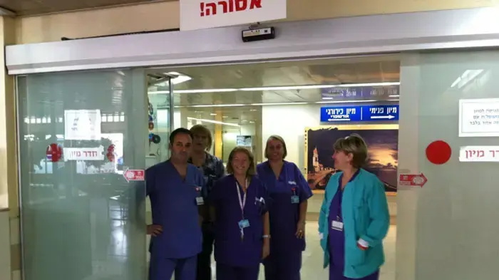 אחיות נוטשות את המחלקות בבית החולים וולפסון, ספטמבר 2011