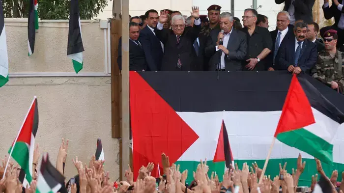 אבו מאזן חזר לרמאללה אחרי נאומו באו"ם, ספטמבר 2011 אבו מאזן חזר לרמאללה אחרי נאומו באו"ם, ספטמבר 2011
