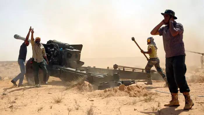 כוחות המורדים בחזית מול העיר סירת, לוב, 25 בספטמבר 2011 כוחות המורדים בחזית מול העיר סירת, לוב, 25 בספטמבר 2011
