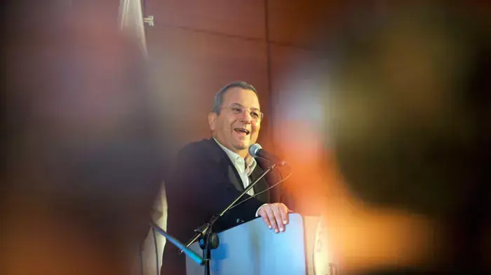 אהוד ברק, שר הביטחון בהרמת כוסית של מפלגת העצמאות, ספטמבר 2011