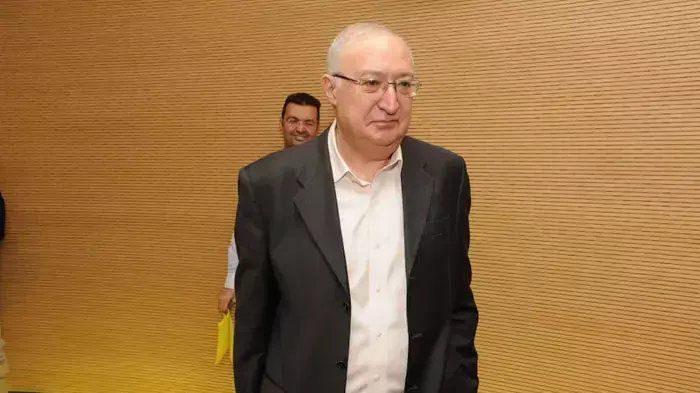 עמנואל טרכטנברג במסיבת עיתונאים לאחר הגשת הדוח לבנימין נתניהו ראש הממשלה, ספטמבר 2011 עמנואל טרכטנברג במסיבת עיתונאים לאחר הגשת הדוח לבנימין נתניהו ראש הממשלה, ספטמבר 2011