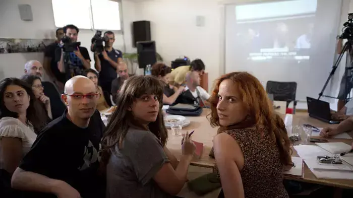 סתיו שפיר ודפני ליף עם נציגים של מחאת יוקר המחייה מתכנסת בזמן מסיבת העיתונאים של טרכטנברג, ספטמבר 2011 סתיו שפיר ודפני ליף עם נציגים של מחאת יוקר המחייה מתכנסת בזמן מסיבת העיתונאים של טרכטנברג, ספטמבר 2011