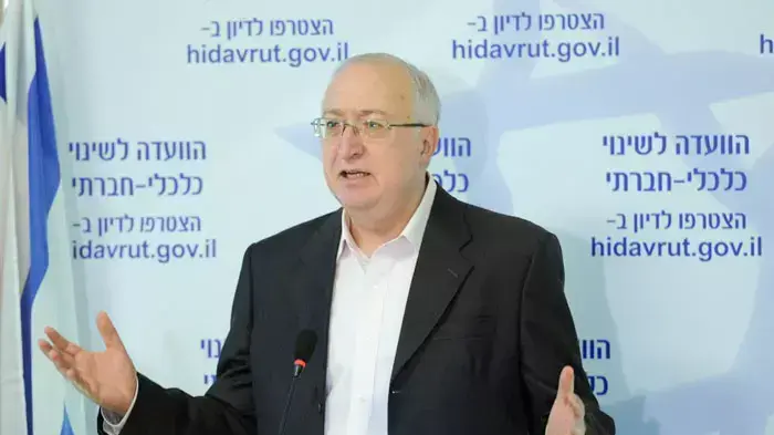 עמנואל טרכטנברג במסיבת עיתונאים לאחר הגשת הדוח לבנימין נתניהו ראש הממשלה, ספטמבר 2011