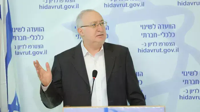 עמנואל טרכטנברג במסיבת עיתונאים לאחר הגשת הדוח לבנימין נתניהו ראש הממשלה, ספטמבר 2011 עמנואל טרכטנברג במסיבת עיתונאים לאחר הגשת הדוח לבנימין נתניהו ראש הממשלה, ספטמבר 2011