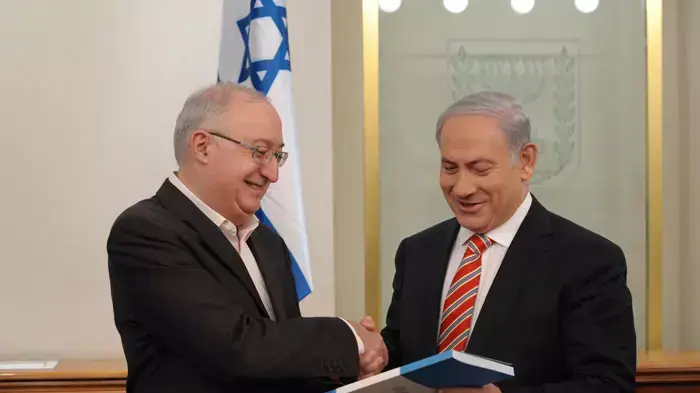ראש הממשלה בנימין נתניהו מקבל את דו"ח הועדה לשינוי כלכלי חברתי מהפרופסור עמנואל טרכטנברג במשרד ראש הממשלה בירושלים, ספטמבר 2011 ראש הממשלה בנימין נתניהו מקבל את דו"ח הועדה לשינוי כלכלי חברתי מהפרופסור עמנואל טרכטנברג במשרד ראש הממשלה בירושלים, ספטמבר 2011