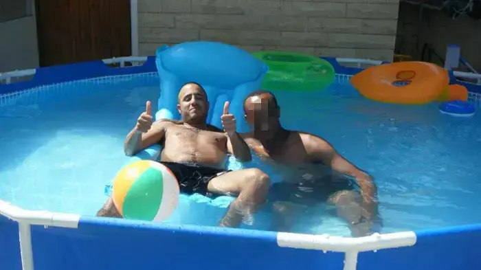 שגיא גמליאל, הנאשם בדריסתו של שמואל רוטשטיין ז"ל,חוגג במעצר הבית, ספטמבר 2011
