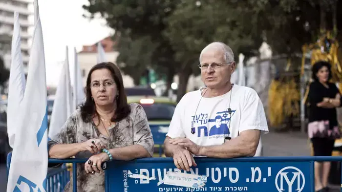 פדויי שבי מפגנים יחד עם משפחת שליט במאהל שליט בירושלים, ספטמבר 2011 פדויי שבי מפגנים יחד עם משפחת שליט במאהל שליט בירושלים, ספטמבר 2011