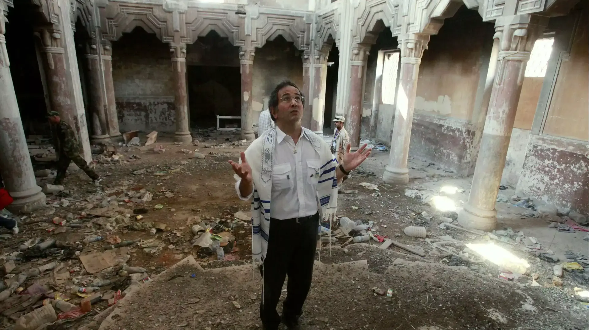 דיוויד ג'רבי, יהודי שהוזמן על ידי המורדים להקים מחדש את בית הכנסת בטריפולי, לוב, אוקטובר 2011 דיוויד ג'רבי, יהודי שהוזמן על ידי המורדים להקים מחדש את בית הכנסת בטריפולי, לוב, אוקטובר 2011