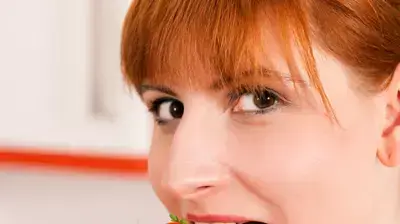 אישה אוכלת פרכית עם גבינה אישה אוכלת פרכית עם גבינה