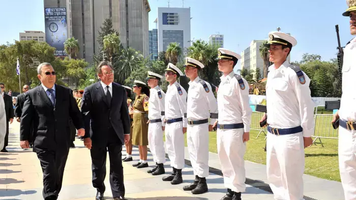 מזכיר ההגנה האמריקאי, לאון פנטה ושר הביטחון אהוד ברק במשרד הביטחון, תל אביב. אוקטובר 2011. מזכיר ההגנה האמריקאי, לאון פנטה ושר הביטחון אהוד ברק במשרד הביטחון, תל אביב. אוקטובר 2011.