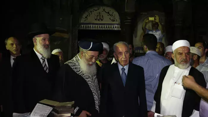 שמעון פרס בסיור בטובא זנגריה בעקבות שריפת המסגדים, ספטמבר 2011 שמעון פרס בסיור בטובא זנגריה בעקבות שריפת המסגדים, ספטמבר 2011